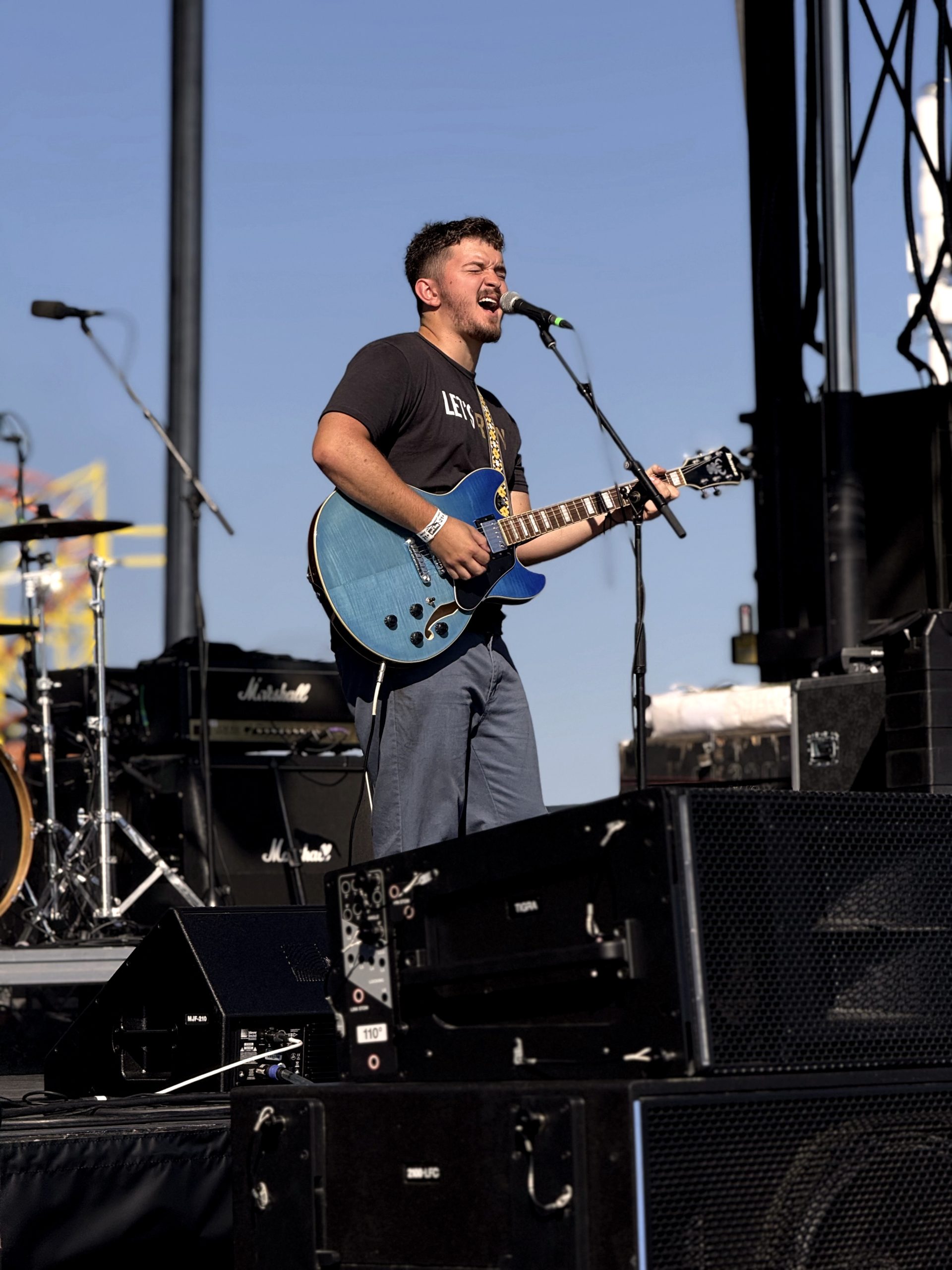 Nic Hitchens playing live